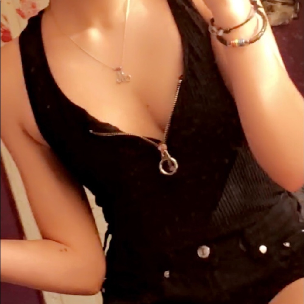 F21; black tank top